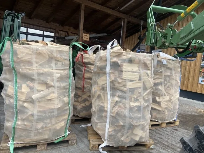 Holzpacks mit ofenfertigem Brennholz