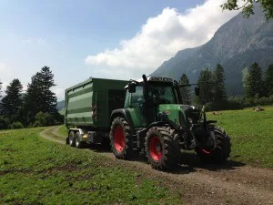 Fendt mit landwirtschaftlichem Anhänger