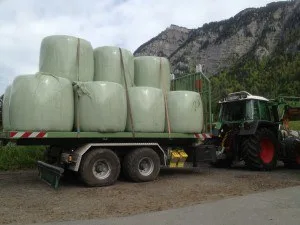 Transport mit gewickelten Rundballen